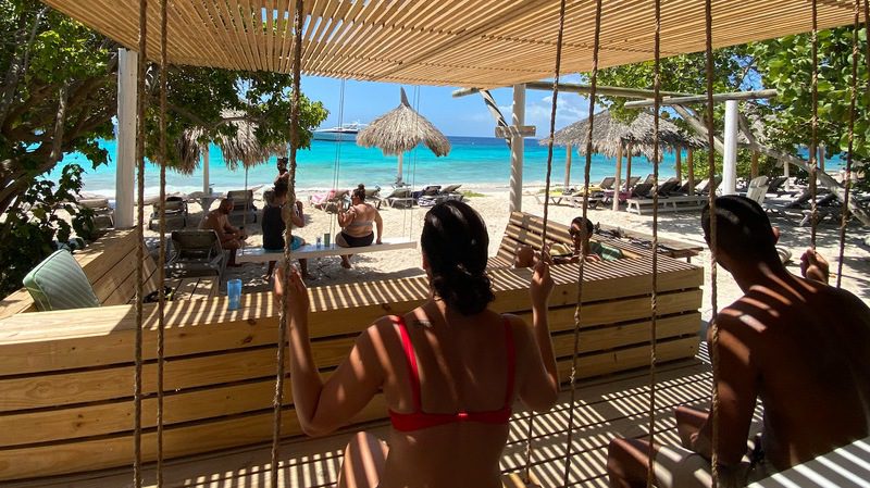 Klein Curacao | Miss Ann 12 miss ann klein curacao schommel 800x450 1