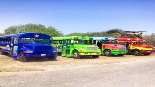 bustour curacao gekleurde bus 1 1