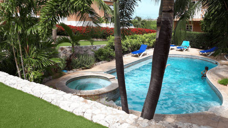 Mini Resort op Curacao 11 Curinjo Resort Curacao zwembad tuin 800x450 1
