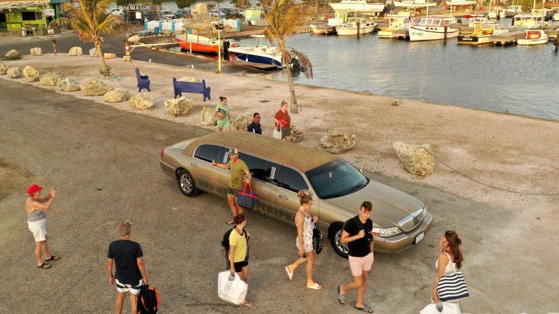 Limo service mermaid klein curacao 800x450 1