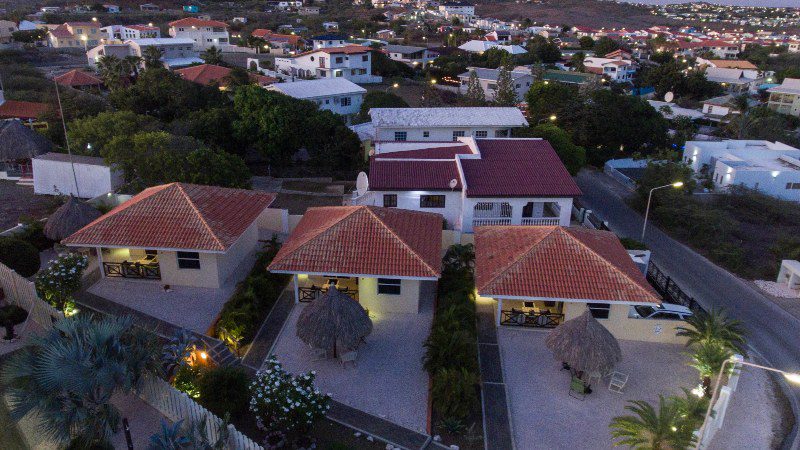 Mini Resort op Curacao 4 panache resort curacao appartementen by night 800x450 1